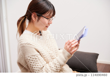タブレットを操作する女性 114890460