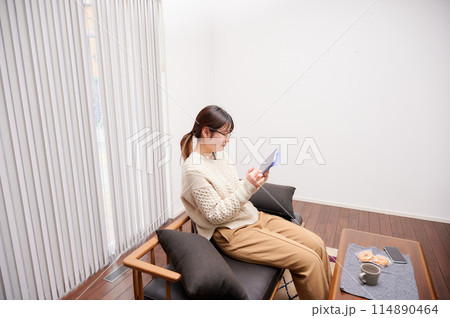 タブレットを操作する女性 114890464