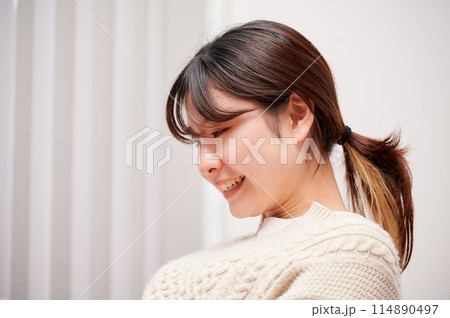 家でリラックスする女性 114890497