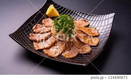 黒皿に盛られたおいしい焼肉 114890671