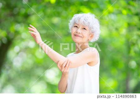 グレイヘアの女性 新緑 マッサージ グレイヘアの女性 新緑 マッサージ 114890863