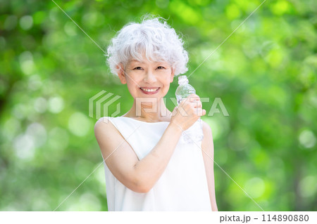 グレイヘアの女性　新緑　水分補給 114890880