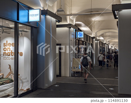 有楽町～新橋間の高架下の商業施設【日比谷OKUROJI】 114891130