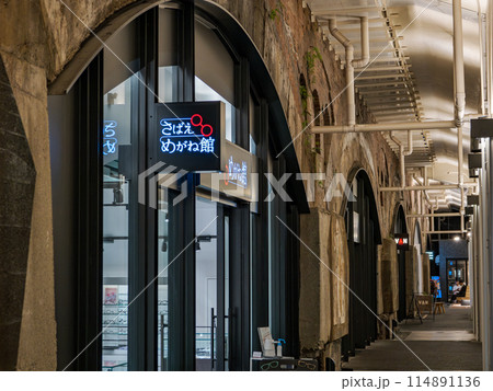 有楽町～新橋間の高架下の商業施設【日比谷OKUROJI】 114891136