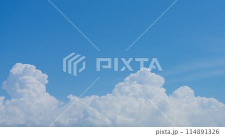 夏を感じる青い空ともくもく雲 夏を感じる青い空ともくもく雲 114891326