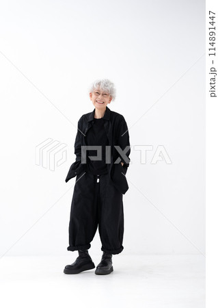 おしゃれなシニア女性　グレイヘア　全身 114891447