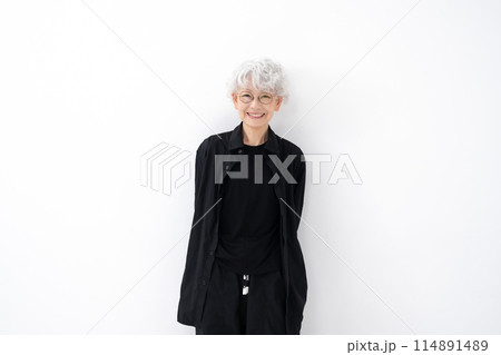 おしゃれなシニア女性　グレイヘア　 114891489