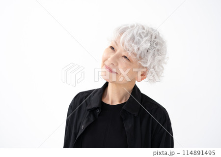 おしゃれなシニア女性　グレイヘア　 114891495