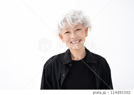 おしゃれなシニア女性　グレイヘア　 114891502