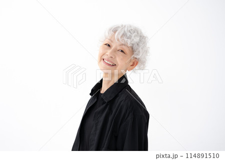 おしゃれなシニア女性　グレイヘア　 114891510