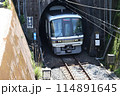 トンネルを出る電車 114891645
