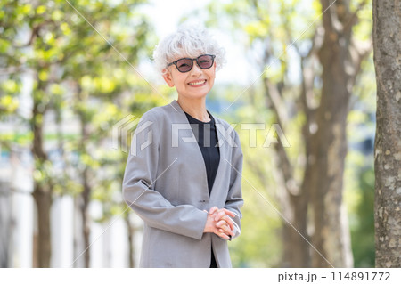 おしゃれなシニア女性　サングラス 114891772