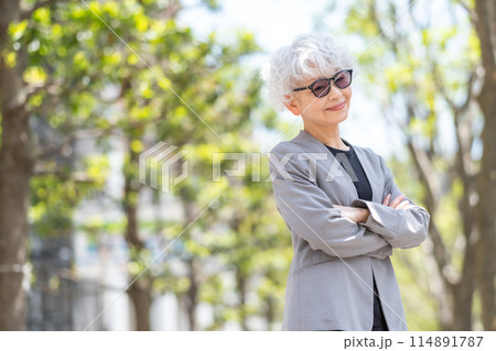 おしゃれなシニア女性　サングラス 114891787