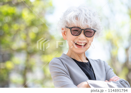 おしゃれなシニア女性　サングラス 114891794