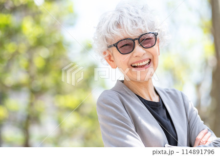 おしゃれなシニア女性　サングラス 114891796