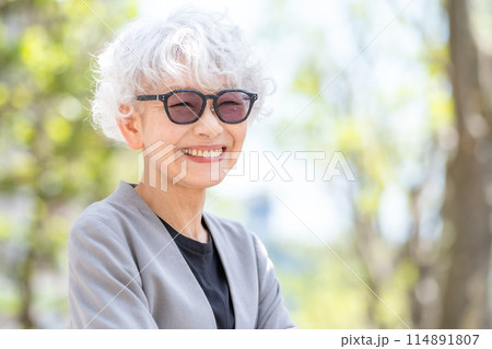 おしゃれなシニア女性　サングラス 114891807