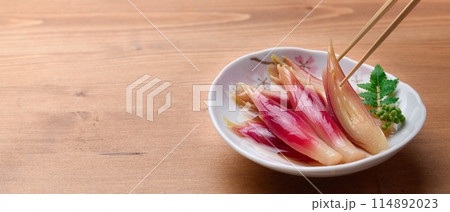 さっぱりして美味しい！みょうがの甘酢漬け（木目背景） 114892023