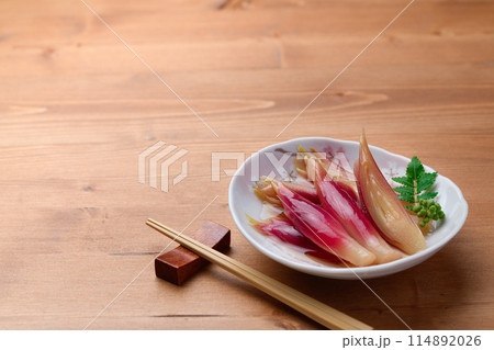 さっぱりして美味しい！みょうがの甘酢漬け（木目背景） 114892026