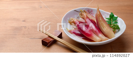 さっぱりして美味しい！みょうがの甘酢漬け（木目背景） 114892027