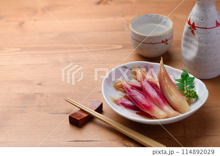 さっぱりして美味しい！みょうがの甘酢漬け（木目背景） 114892029