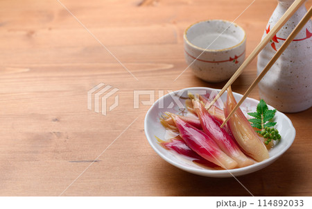 さっぱりして美味しい!みょうがの甘酢漬け(木目背景) さっぱりして美味しい!みょうがの甘酢漬け(木目背景) 114892033