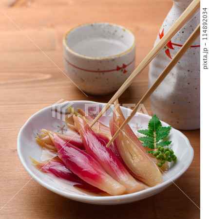 さっぱりして美味しい！みょうがの甘酢漬け（木目背景） 114892034