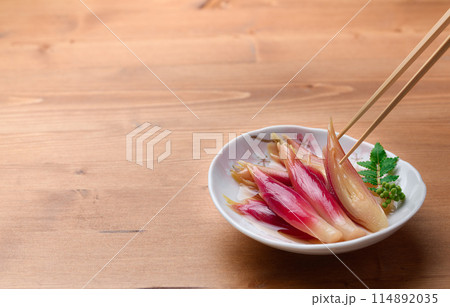 さっぱりして美味しい!みょうがの甘酢漬け(木目背景) さっぱりして美味しい!みょうがの甘酢漬け(木目背景) 114892035