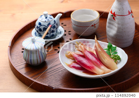 さっぱりして美味しい！みょうがの甘酢漬け（木目背景） 114892040