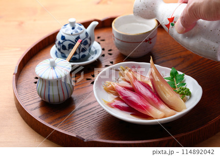 さっぱりして美味しい！みょうがの甘酢漬け（木目背景） 114892042