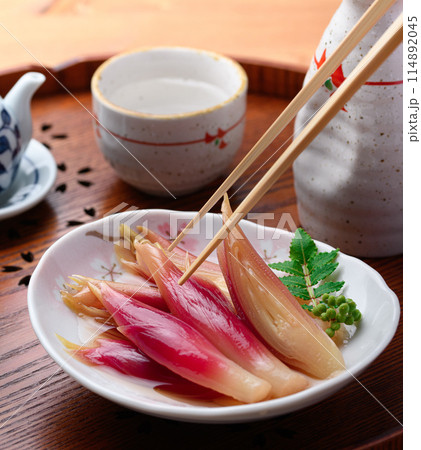 さっぱりして美味しい！みょうがの甘酢漬け（木目背景） 114892045