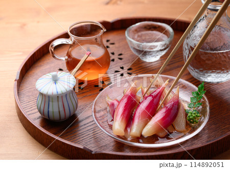 さっぱりして美味しい！みょうがの甘酢漬け（木目背景） 114892051