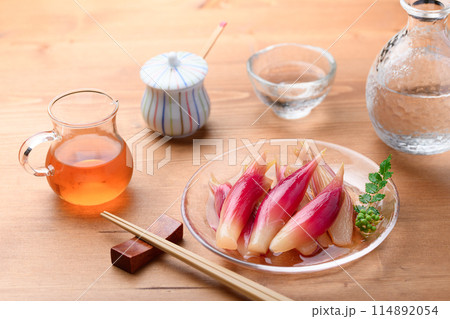 さっぱりして美味しい！みょうがの甘酢漬け（木目背景） 114892054