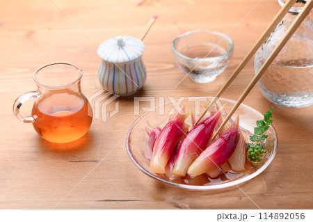 さっぱりして美味しい!みょうがの甘酢漬け(木目背景) さっぱりして美味しい!みょうがの甘酢漬け(木目背景) 114892056