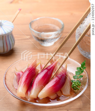 さっぱりして美味しい!みょうがの甘酢漬け(木目背景) さっぱりして美味しい!みょうがの甘酢漬け(木目背景) 114892057
