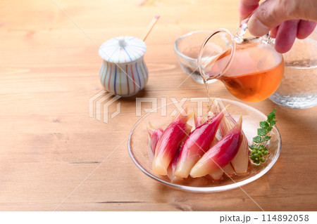 さっぱりして美味しい!みょうがの甘酢漬け(木目背景) さっぱりして美味しい!みょうがの甘酢漬け(木目背景) 114892058