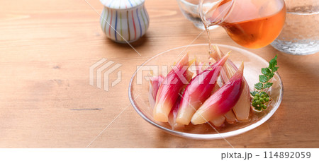 さっぱりして美味しい！みょうがの甘酢漬け（木目背景） 114892059