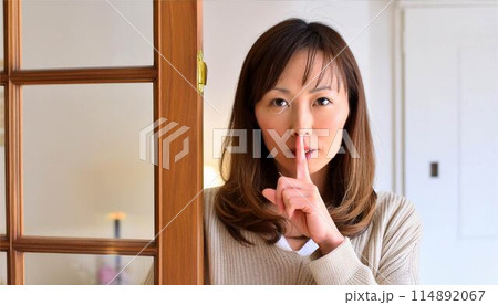 内緒 人物 女性 人差し指 しー 静かに コピースペース 背景 内緒 人物 女性 人差し指 しー 静かに コピースペース 背景 114892067