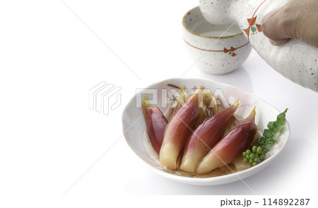 さっぱりして美味しい！みょうがの甘酢漬け（白背景 白バック） 114892287