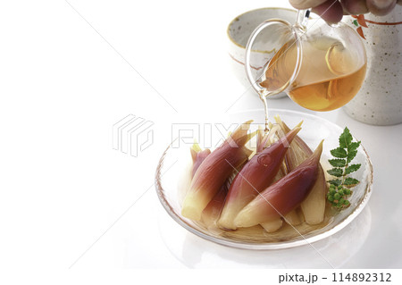 さっぱりして美味しい！みょうがの甘酢漬け（白背景 白バック） 114892312