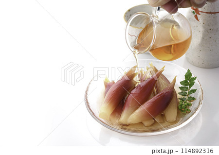 さっぱりして美味しい!みょうがの甘酢漬け(白背景 白バック) さっぱりして美味しい!みょうがの甘酢漬け(白背景 白バック) 114892316