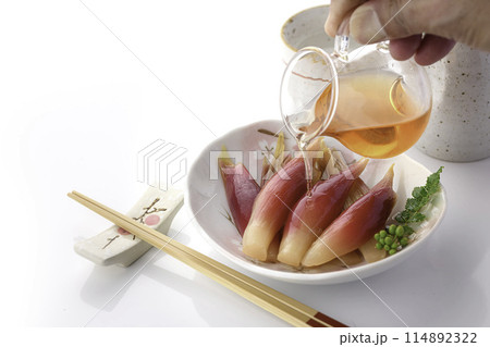 さっぱりして美味しい！みょうがの甘酢漬け（白背景 白バック） 114892322