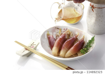 さっぱりして美味しい！みょうがの甘酢漬け（白背景 白バック） 114892323