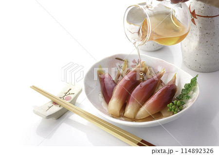 さっぱりして美味しい!みょうがの甘酢漬け(白背景 白バック) さっぱりして美味しい!みょうがの甘酢漬け(白背景 白バック) 114892326