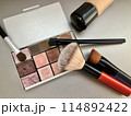 コスメパレットや筆の入ったメイク道具 114892422