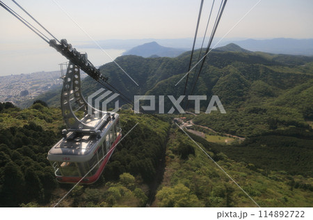 鶴見岳登山の別府ロープウェイと朝の別府湾 114892722