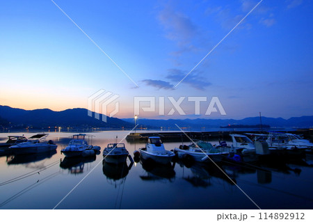 哀愁漂う 夕暮れの小さな港 114892912