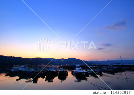 哀愁漂う 夕暮れ時の小さな港 哀愁漂う 夕暮れ時の小さな港 114892917