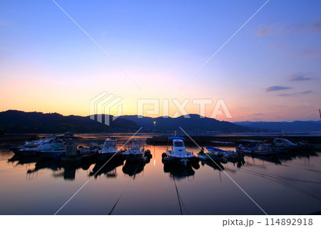 哀愁漂う 夕暮れ時の小さな港 114892918