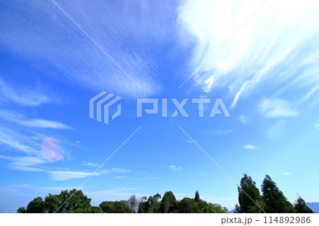 清々しい青空と白い雲 114892986