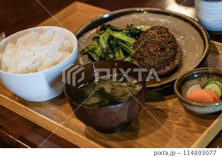 ハンバーグとカレーの店かやの和風ハンバーグ定食 114893077